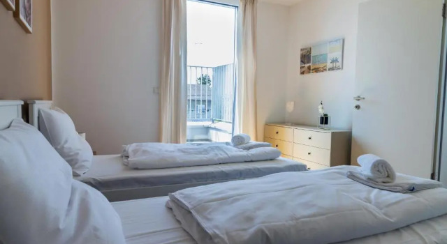 Maureen Lovely 2 Bedroom Unit with Community Pool, Rezerwuj Hotel Hotele w 22. Donaustadt z basenem, Basen
