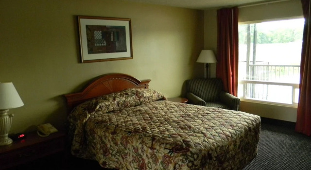 Двухместный номер Standard с балконом Lakeview Inn Centralia