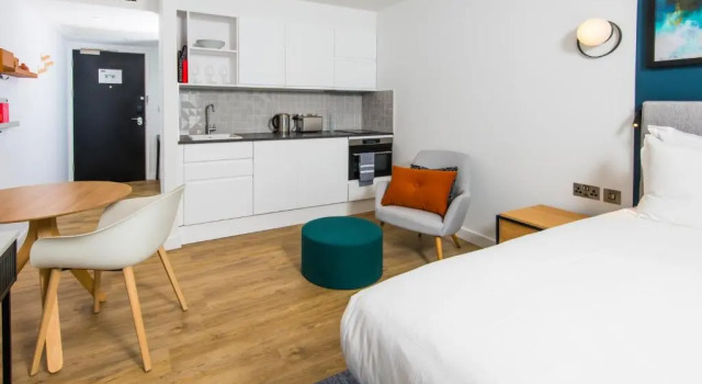 Люкс с балконом Staybridge Suites - Cardiff by IHG