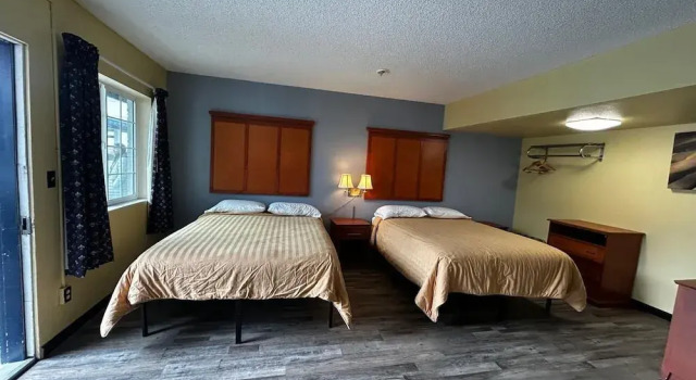 Четырёхместный номер Standard с балконом Travelers Inn by OYO Longview Kelso