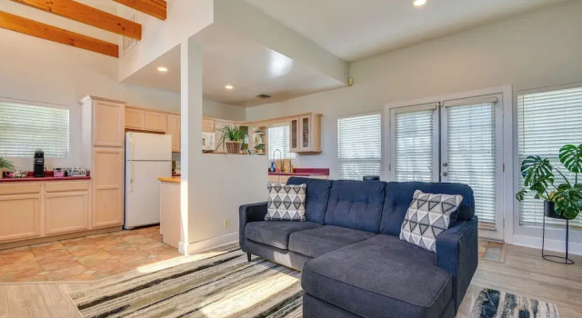 Luxe Pasadena Casita w/ Fireplace & Grill, Забронировать Дом для отпуска Пасадена Большой Лос-Анджелес