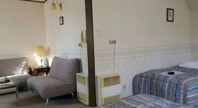 Auberge Bistrot Figaro, Book Hostel / Vandrerhjem Hostels i Koshinetsu, Hostel / Vandrerhjem