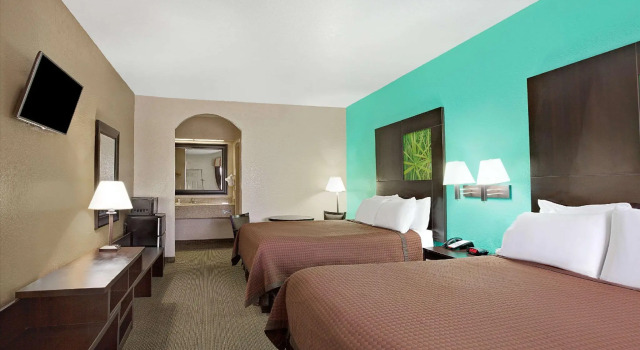 Четырёхместный номер Standard Super 8 by Wyndham Galveston