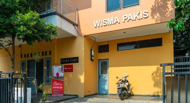 RedDoorz Syariah near Grand Galaxy Park