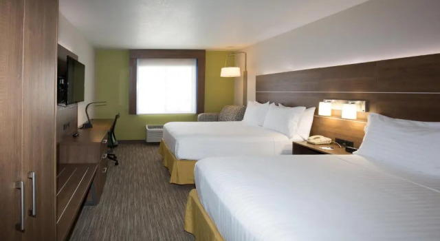 Четырёхместный номер Standard Holiday Inn Express Hotel & Suites Hesperia by IHG
