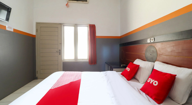 Standard room RedDoorz At Merdeka Street Garut