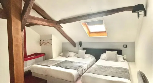 Четырёхместный семейный номер Standard Logis Hôtel Saint Martin