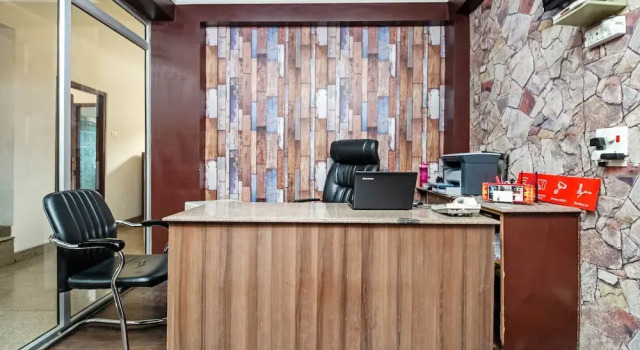OYO 26454 City Star Hotel & Restaurant, Забронировать Отель Сринагар Jammu & Kashmir Ski, рядом с Lal Chowk Ghantaghar