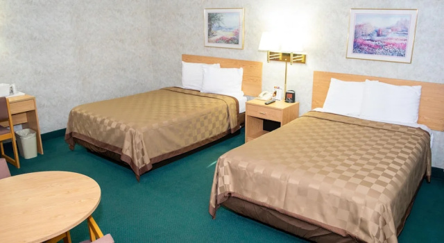 Четырёхместный номер Standard Regency Inn Perrysburg