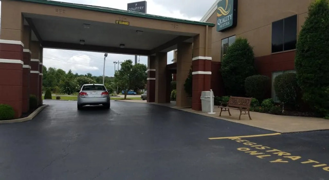 Quality Suites Paducah I-24, Rezerwuj Hotel Hotele w Paducah z parkingiem, Parking