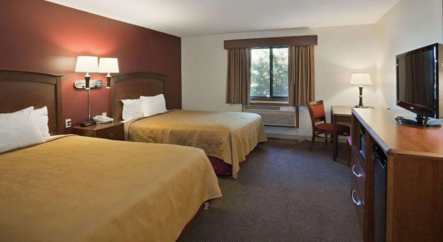 Четырёхместный номер Standard AmericInn by Wyndham Mitchell