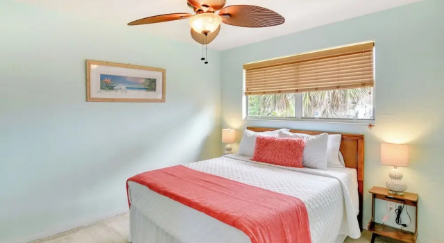 Ormond Beach Home w/ Pool - Walk to Ocean!, Забронировать Дом для отпуска Коттеджи Ормонд-Бич, Коттедж