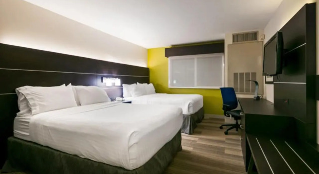 Четырёхместный номер Standard Holiday Inn Express Hotels & Suites Burlington by IHG