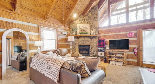 Коттедж Honey Bear Pause: Rural Escape w/ Porch & Hot Tub!
