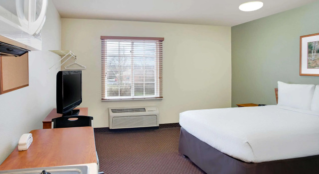 Двухместный люкс с видом на озеро WoodSpring Suites Cincinnati Fairfield