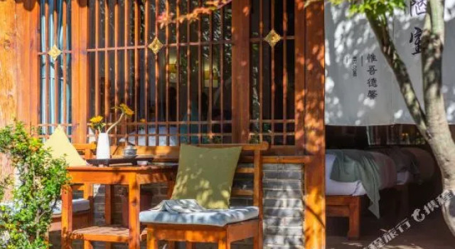 Lijiang Chuyi Xiaoyuan View Inn (Gucheng North Gate), Забронировать Отель Лицзян Юньнань, рядом с Улица Сквер-стрит Древнего города Даянь