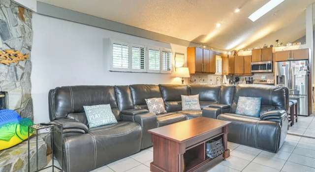 4 Mi to Beach: Sunny Seminole Home w/ Pool, Book Feriehus Sommerhuse i Seminole, Hytte