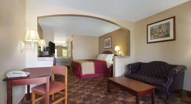 Номер Days Inn & Suites by Wyndham Tuscaloosa - Univ. of Alabama
