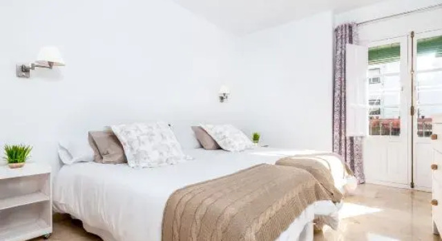Spacious Apartment in Best Location for Sightseeing. Iris, Забронировать Апартаменты/квартира Апартаменты Севильи, рядом с Мост Триана, Апартаменты/квартира