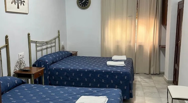 Трёхместный номер Standard с балконом Hostal Almanzor