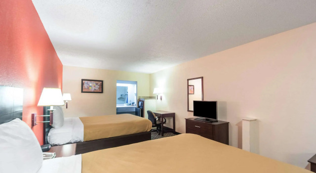 Четырёхместный номер Standard Econo Lodge Laurel