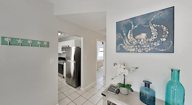 Charming Renovated - Walk To Beach! 1 Bedroom Condo