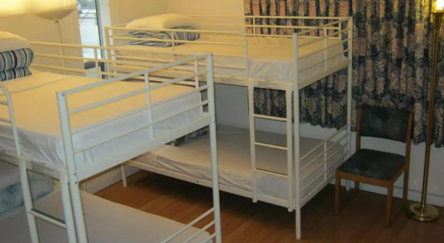 Кровать в общем номере Kelowna Okanagan Lake Hostel