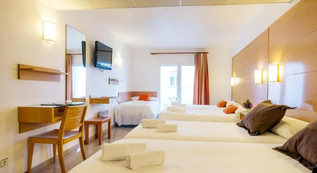 Четырёхместный номер Standard Hotel & Diving Les Illes