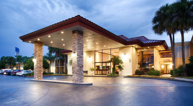 Кровать в общем номере Best Western International Speedway Hotel