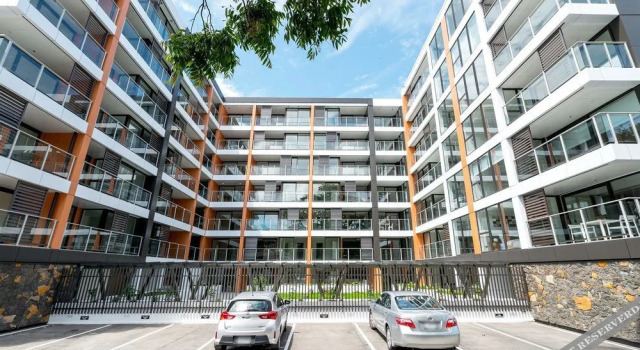 Epsom Central Brand New Apartment