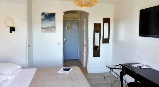 Двухместный номер Standard с балконом и с видом на море Hôtel de la Vierge Noire