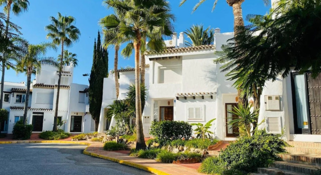 House With 3 Bedrooms in Estepona, With Pool Access, Enclosed Garden and Wifi - 150 m From the Beach, Забронировать Отель Отели Эстепона 3 звезды, рядом с Теннисный корт Bel Air, 3*