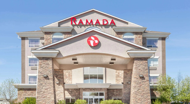 Brooks Ramada Inn & Suites, Varaa Hotelli Hotellit Southern Alberta pysäköinnillä, Pysäköinti