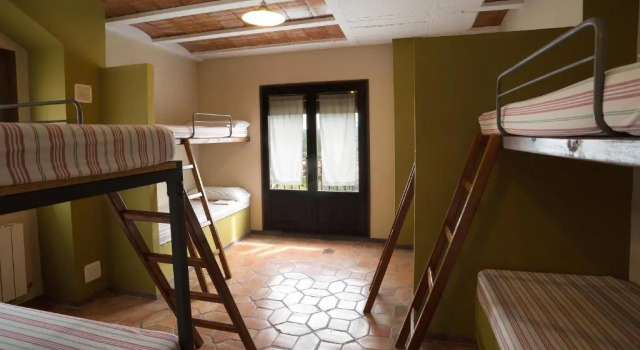 Кровать в общем номере Albergue Rural de Guara