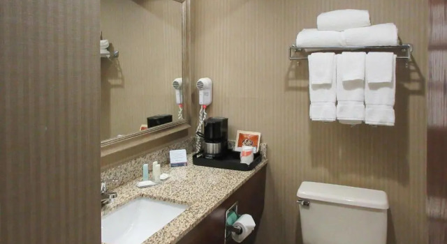 Люкс Clarion Inn & Suites Cortland - University Area