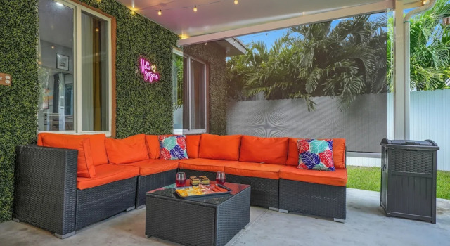 Unique Escape GameRoom! Bar, BBQ, Spacious, and Near Beach