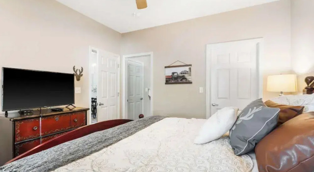Sunset Daydream Elegant Condo on Table Rock!, Забронировать Апартаменты/квартира Отели Table Rock Lake с парковкой, Парковка