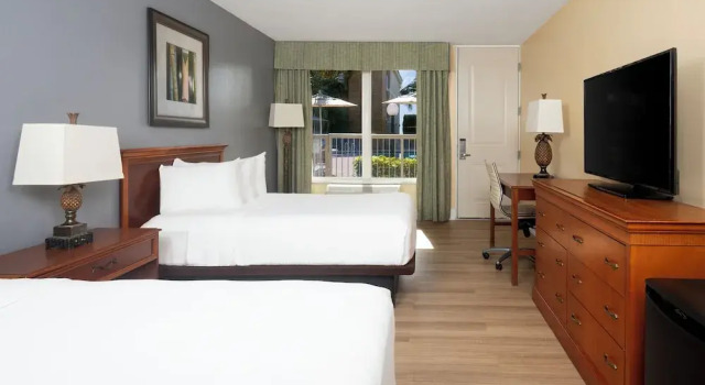 Четырёхместный номер Standard с видом на бассейн Ocean Breeze Inn Vero Beach