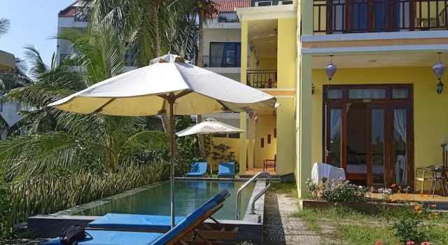 Семейный номер Standard с 2 комнатами с балконом и с видом на бассейн Lakeview Villa Homestay