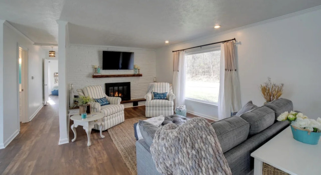 Коттедж Charming Riverfront Retreat in Monticello