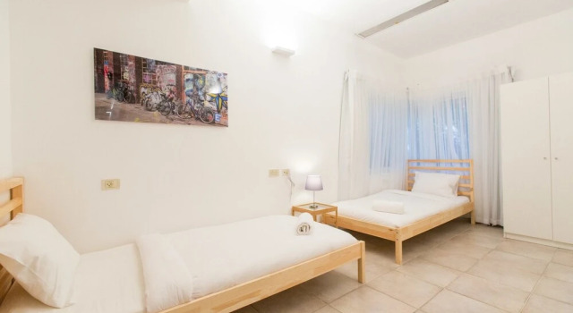 Frishman 2 BDRM 2 Baths 5 Min from beach, Забронировать Отель Тель-Авив Тель-Авивский округ, рядом с Площадь Рабина