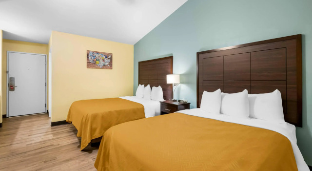 Четырёхместный номер Standard Econo Lodge Inn & Suites Eau Claire South