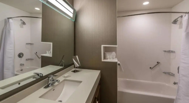 Четырёхместный номер Standard Courtyard Reno Downtown/Riverfront