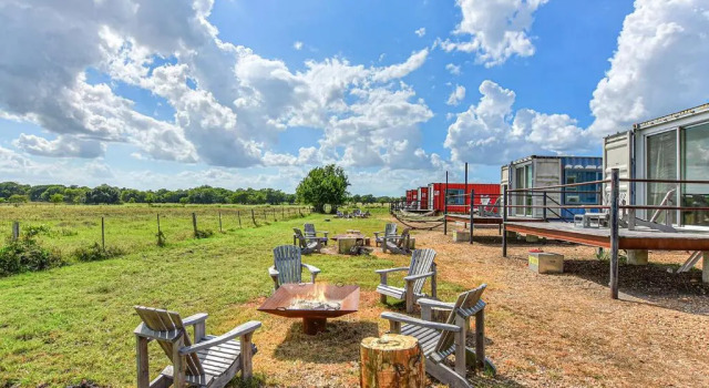 Коттедж FlopHouze Shipping Container Hotel