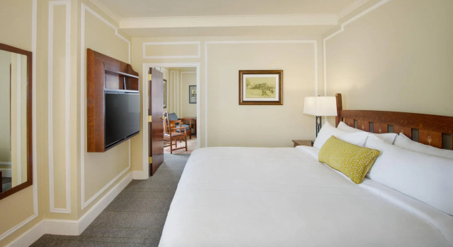 Клубный люкс с 2 комнатами Marriott Syracuse Downtown
