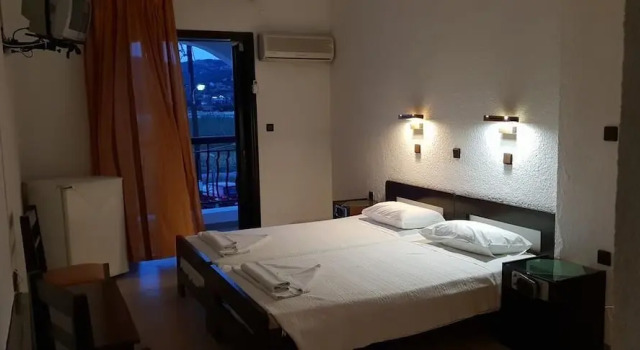 Четырёхместный номер Standard с балконом Victoria Hotel