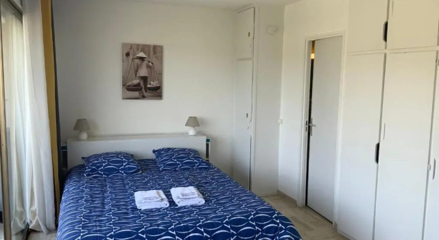 Cannes Marina Résidence Le Surcouf - Studio de 28m2 au 10ème étage avec piscine, terrasse, parking, vue montagne et port : Mandelieu-La Napoule