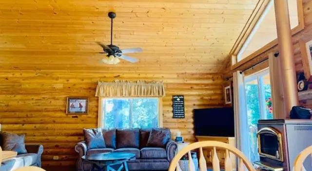 Adventure Awaits 3King Bed,2Bath Log Cabin in heart of Duck Creek Village!, Boek Hotel Hotels in Kane County met parkeren, Parkeren