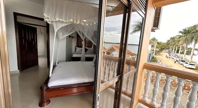 Трёхместный номер Standard с балконом и с видом на озеро Sienna Beach Hotel - Entebbe