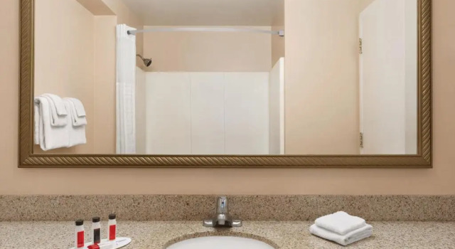 Четырёхместный номер Standard Days Inn by Wyndham Middletown/Newport Area